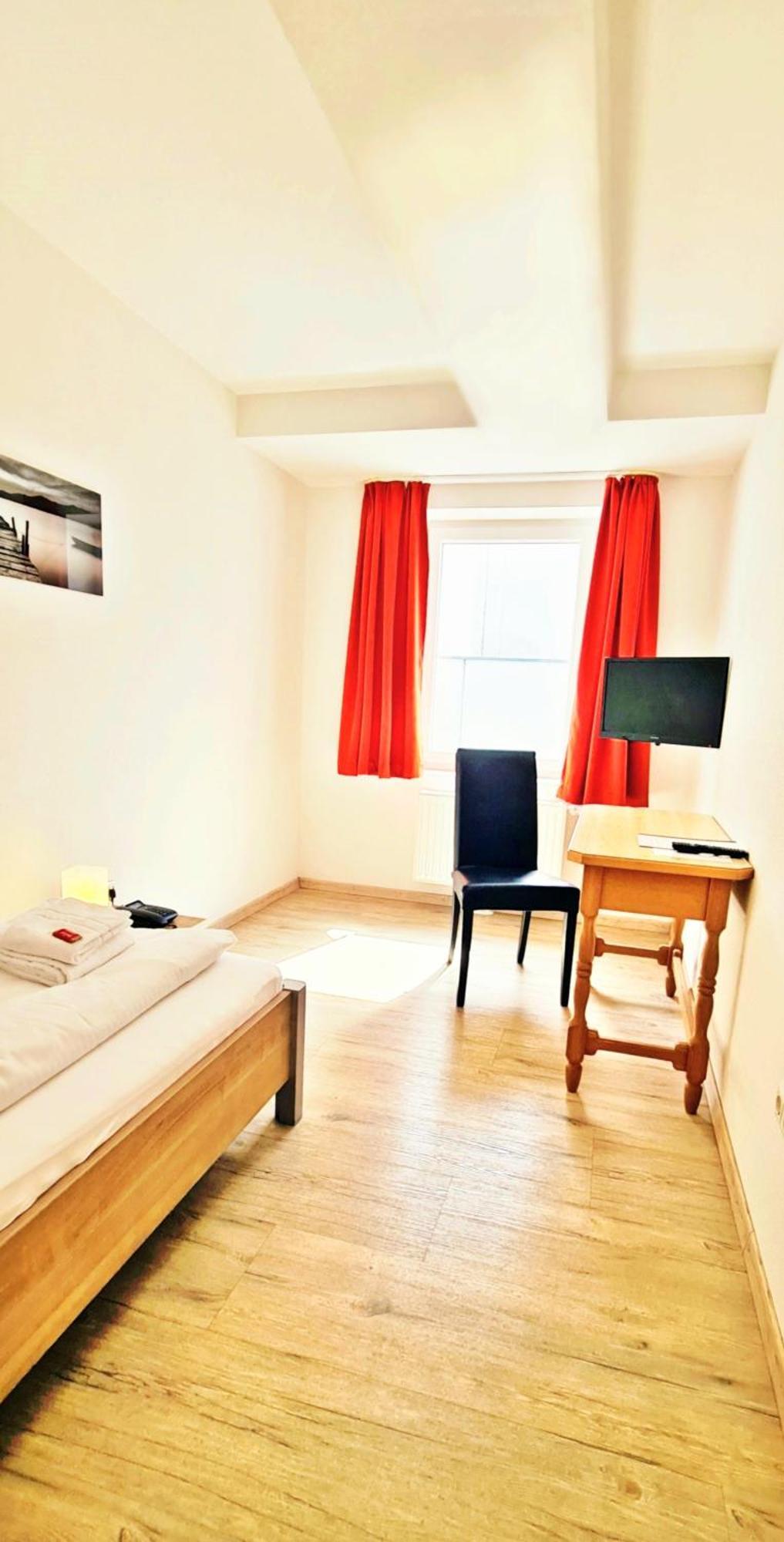 Hotel Krone Königsbrunn Екстериор снимка